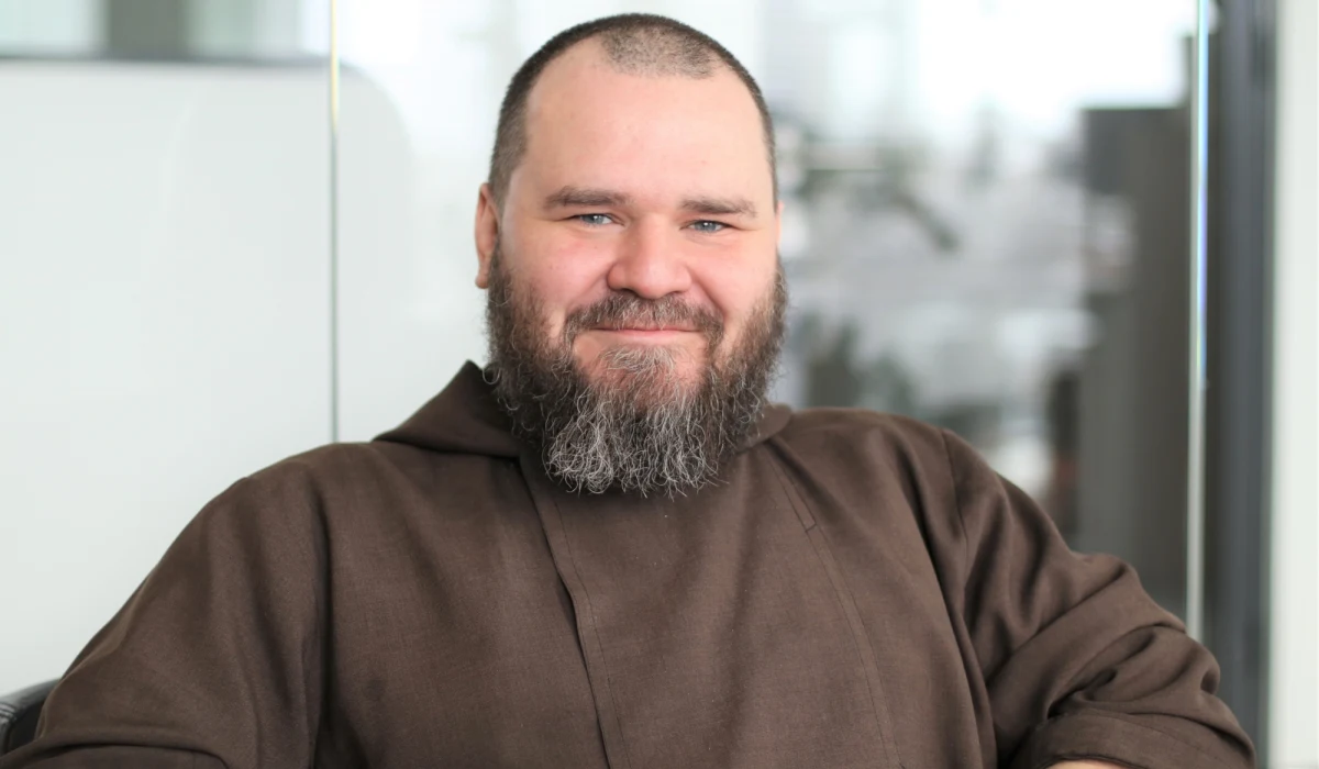 „Czasami od długofalowej nadziei ważniejsze jest to, żeby człowiek był potraktowany jak człowiek” - tak w Porannej rozmowie w RMF FM  mówił o idei pomagania osobom bezdomnym i samotnym br. Szymon Janowski z Fundacji Kapucyńskiej. Kapucyni kolejny raz zorganizują w Warszawie świąteczne spotkanie dla osób bezdomnych. 