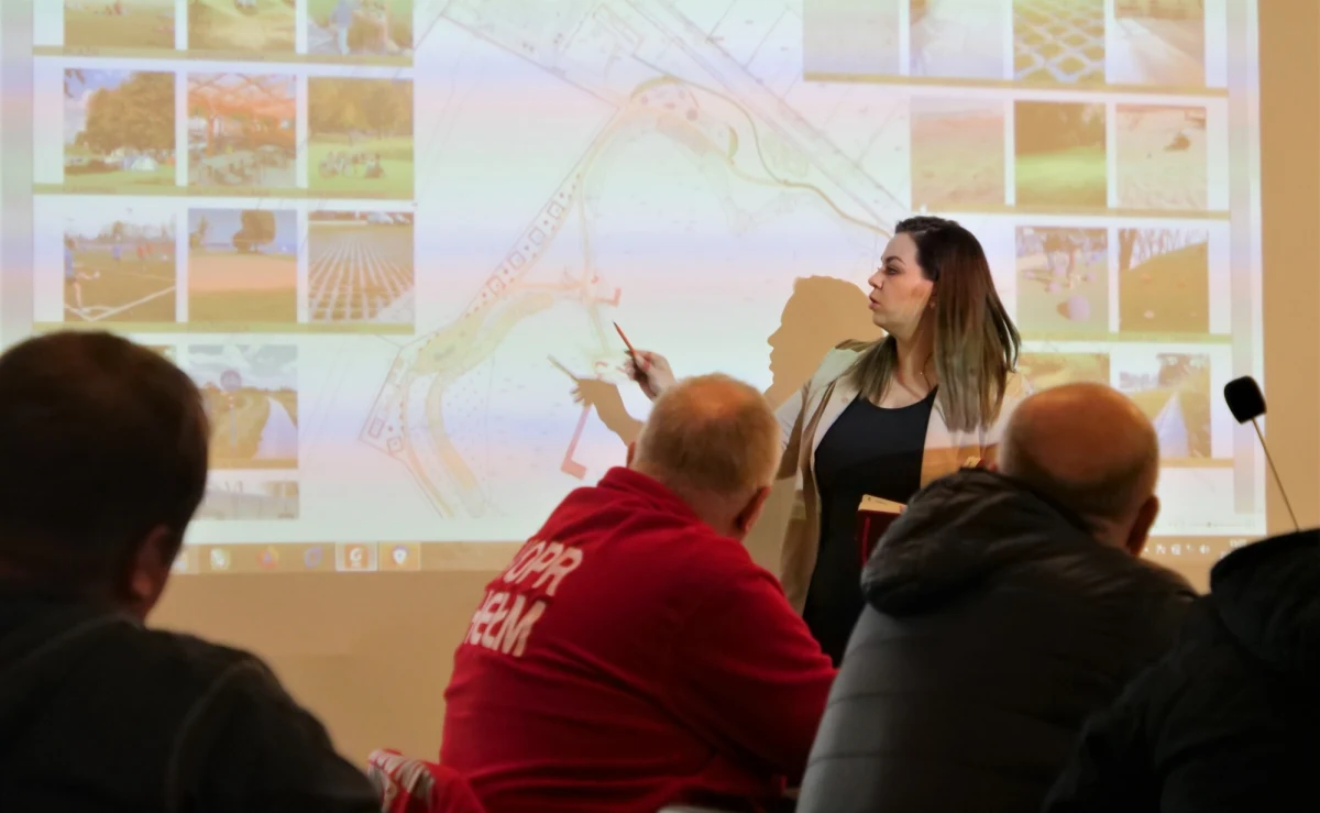 ​W jaki sposób zagospodarować zbiornik Glinianki w Chełmie (woj. lubelskie)? Odpowiedzi na to pytanie udzielili przedstawiciele firmy zajmującej się opracowaniem dokumentacji projektowej (firma Projektowanie Terenów Zieleni Dominika Karbowniczek). Zaprezentowali oni główne założenia koncepcji będącej podstawą do stworzenia właściwego dokumentu. Projektanci uwzględnili uwagi mieszkańców. Teraz powstanie dokumentacja projektowa.