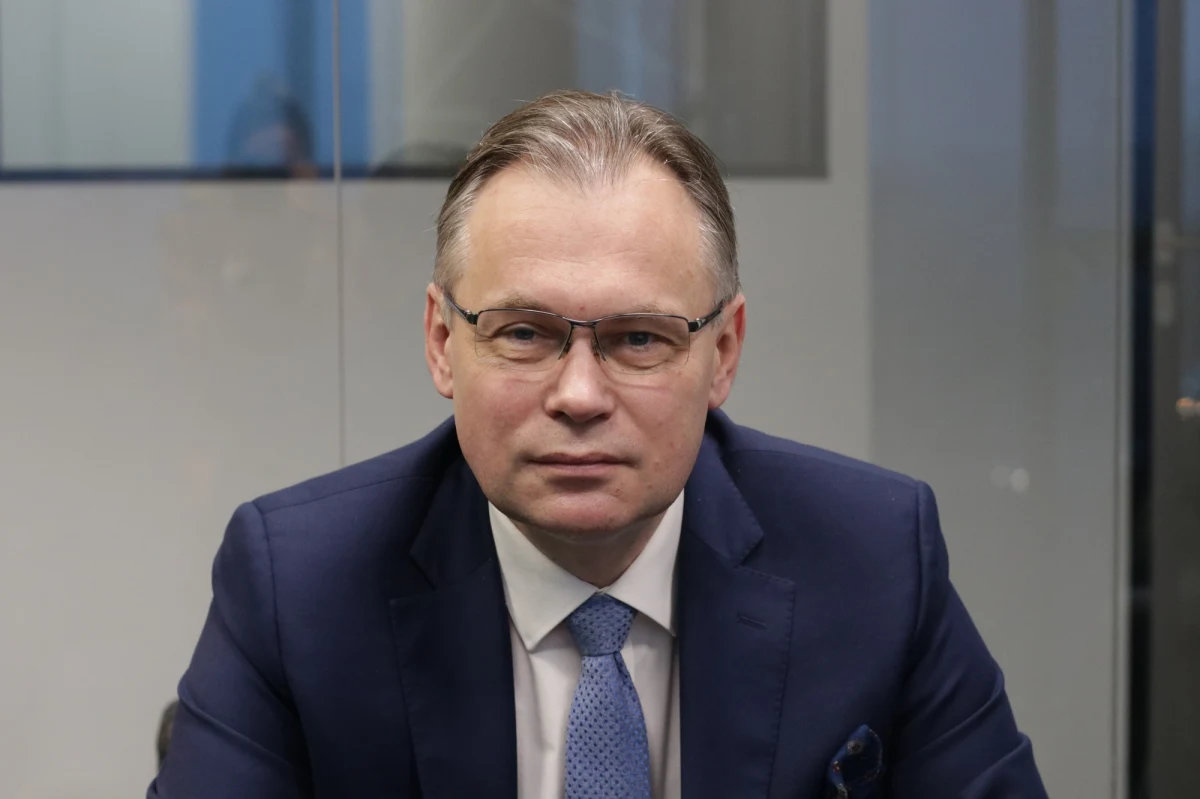 Wiceszef MSZ Arkadiusz Mularczyk wystąpił z inicjatywą przyjęcia przez Radę Ministrów uchwały, która ma potwierdzić w sposób formalny i wiążący, że kwestia reparacji i odszkodowań od Niemiec dla Polski - ani w czasach PRL, ani później - nie została w żaden sposób zamknięta - poinformowało MSZ.