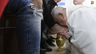 Papież obmył nogi dwunastu młodocianym przestępcom