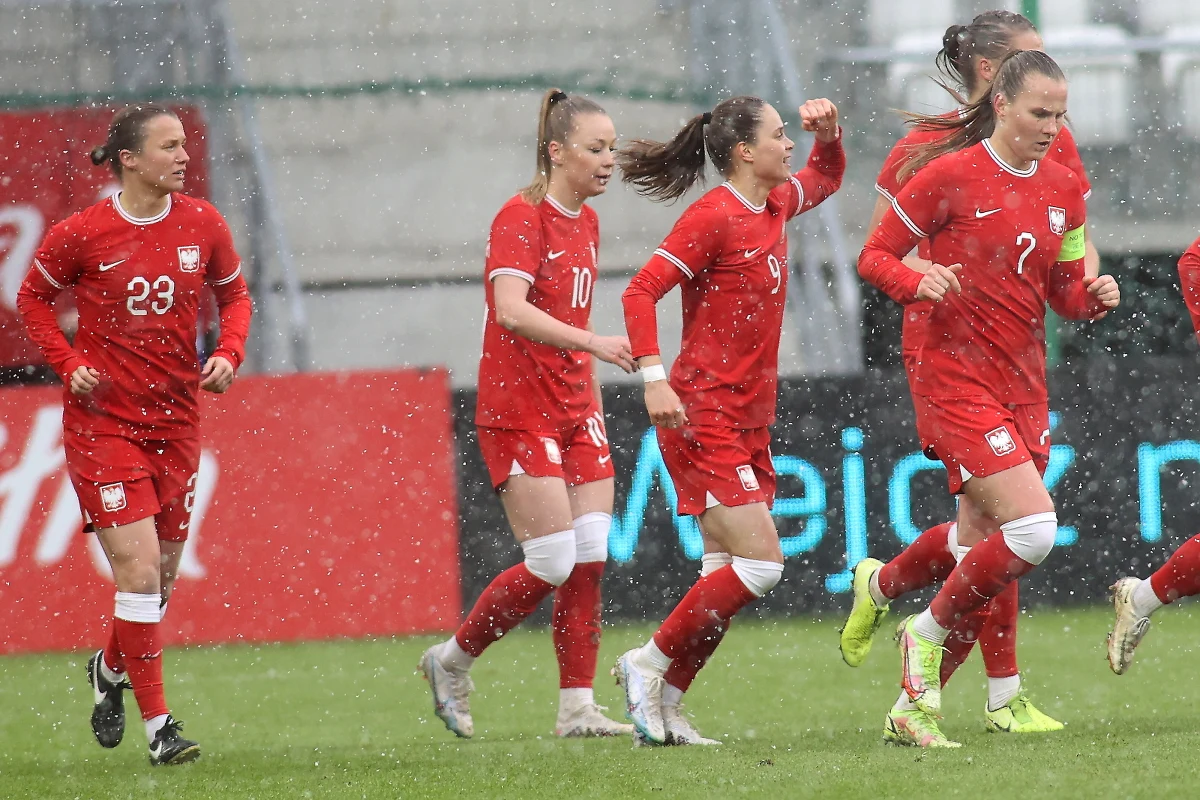 Nasze piłkarki pokonały w Łodzi reprezentację Kostaryki 2:1 (0:0) w meczu towarzyskim. Bramki dla Biało-Czerwonych strzeliły Natalia Padilla-Bidas i Ewa Pajor. Za kilka dni Polki czeka o wiele trudniejszy sprawdzian – towarzyski mecz wyjazdowy z Holenderkami. Wcześniej jeszcze wspólna Wielkanoc. Zgrupowanie będą mogły odwiedzić rodziny piłkarek.
