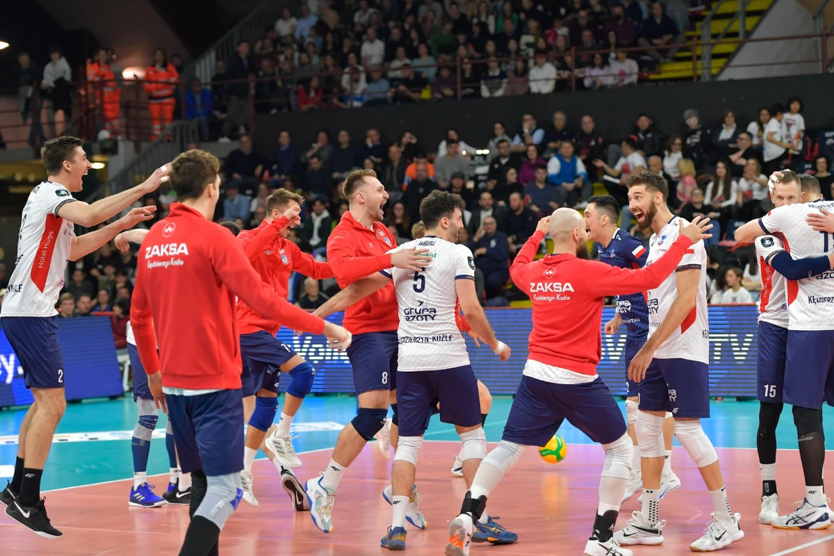 Grupa Azoty ZAKSA Kędzierzyn-Koźle pokonała w wyjazdowym, rewanżowym spotkaniu półfinału Ligi Mistrzów włoski zespół Sir Safety Perugia 3:1 (25:23, 25:18, 19:25, 27:25). Drużyna z Opolszczyzny zagra w finale prestiżowych rozgrywek z innym polskim zespołem - Jastrzębskim Węglem. To pierwsza taka sytuacja w historii!