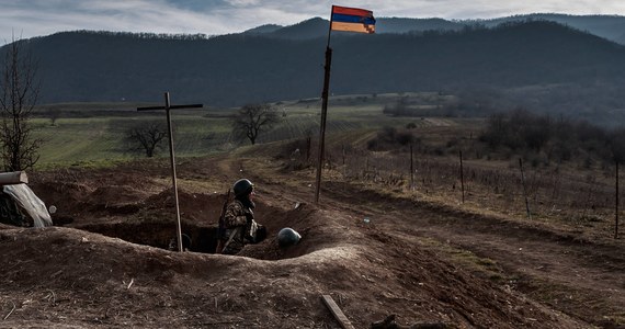 Armenia jest jednym z czterech krajów nienależących do NATO, które wezmą udział w manewrach wojskowych Defender 23. Odbędą się one w drugiej połowie kwietnia w 10 krajach Europy. Wcześniej Armenia odmówiła przeprowadzenia na swoim terytorium ćwiczeń Organizacji Układu o Bezpieczeństwie Zbiorowym z udziałem m.in. Rosji i Białorusi.