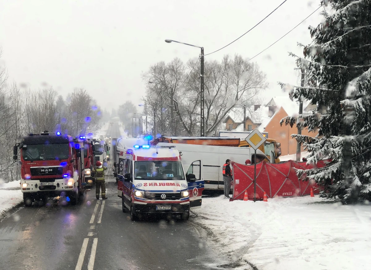 Na zakopiance w Nowym Targu zderzyły się trzy samochody. Ranna została jedna osoba. 