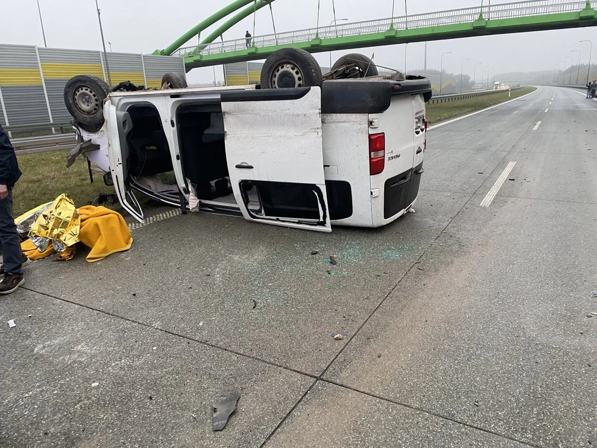 Co najmniej siedem samochodów zderzyło się w dwóch wypadkach na S8 w Łódzkiem między Zduńską Wolą a Łaskiem. Według najnowszych informacji, poszkodowanych jest pięć osób. Trafiły do szpitali. 