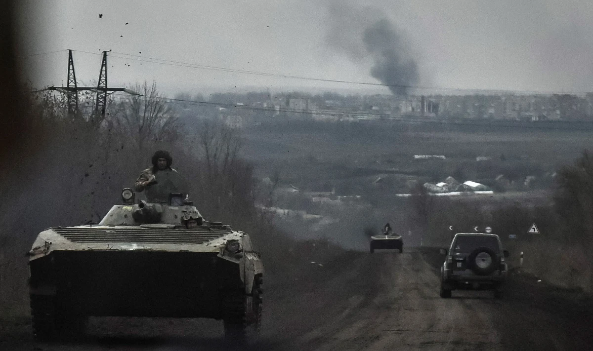 Sytuacja w Bachmucie jest trudna - przyznają ukraińscy wojskowi, dodając, że Rosja koncentruje już wszystkie swoje wysiłki na zdobyciu tego miasta. Mimo przewagi liczebnej Rosjan, Ukraińcy w dalszym ciągu utrzymują obronę. Brytyjskie Ministerstwo Obrony poinformowało z kolei, że w ostatnich dniach siły rosyjskie odzyskały nieco impetu w bitwie o miasto.