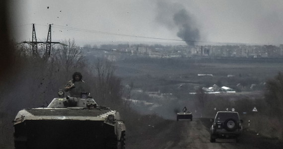Sytuacja w Bachmucie jest trudna - przyznają ukraińscy wojskowi, dodając, że Rosja koncentruje już wszystkie swoje wysiłki na zdobyciu tego miasta. Mimo przewagi liczebnej Rosjan, Ukraińcy w dalszym ciągu utrzymują obronę. Brytyjskie Ministerstwo Obrony poinformowało z kolei, że w ostatnich dniach siły rosyjskie odzyskały nieco impetu w bitwie o miasto.