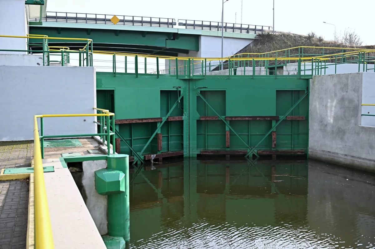 ​Wody Polskie zakończyły remont i przebudowę śluzy na stopniu wodnym Ratowice na Odrze - poinformował w piątek Regionalny Zarząd Gospodarki Wodnej we Wrocławiu. Warta 64,5 mln zł inwestycja miała m.in. poprawić warunki żeglugowe na Odrzańskiej Drodze Wodnej.