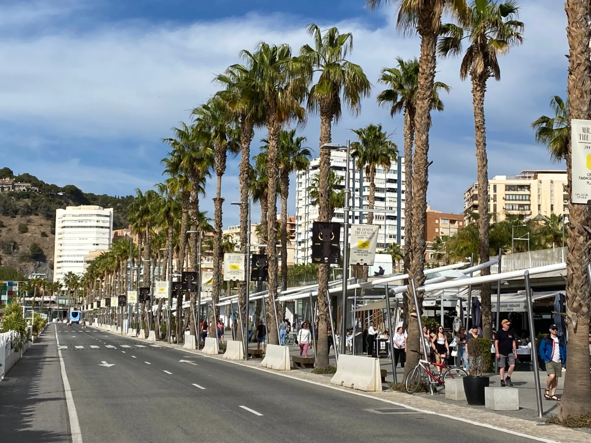 Radość życia, brak pośpiechu i ponad 320 słonecznych dni w roku, czyli Andaluzja. Południe Hiszpanii to styk Europy i Afryki nie tylko pod względem geograficznym. W wielu miejscach, jak np. w Grenadzie mieszają się ślady chrześcijaństwa, islamu i judaizmu. Widać to na wąskich uliczkach, w których można poczuć orientalny klimat, ale też w architekturze. 