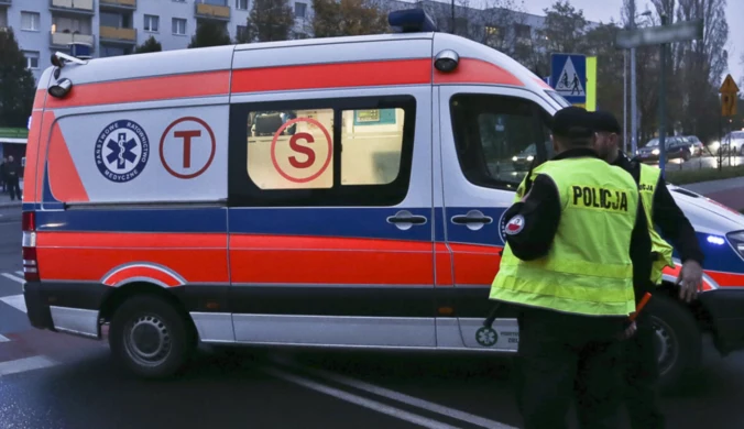 Policja zatrzymała karetkę podczas interwencji. Kierowca dostał mandat