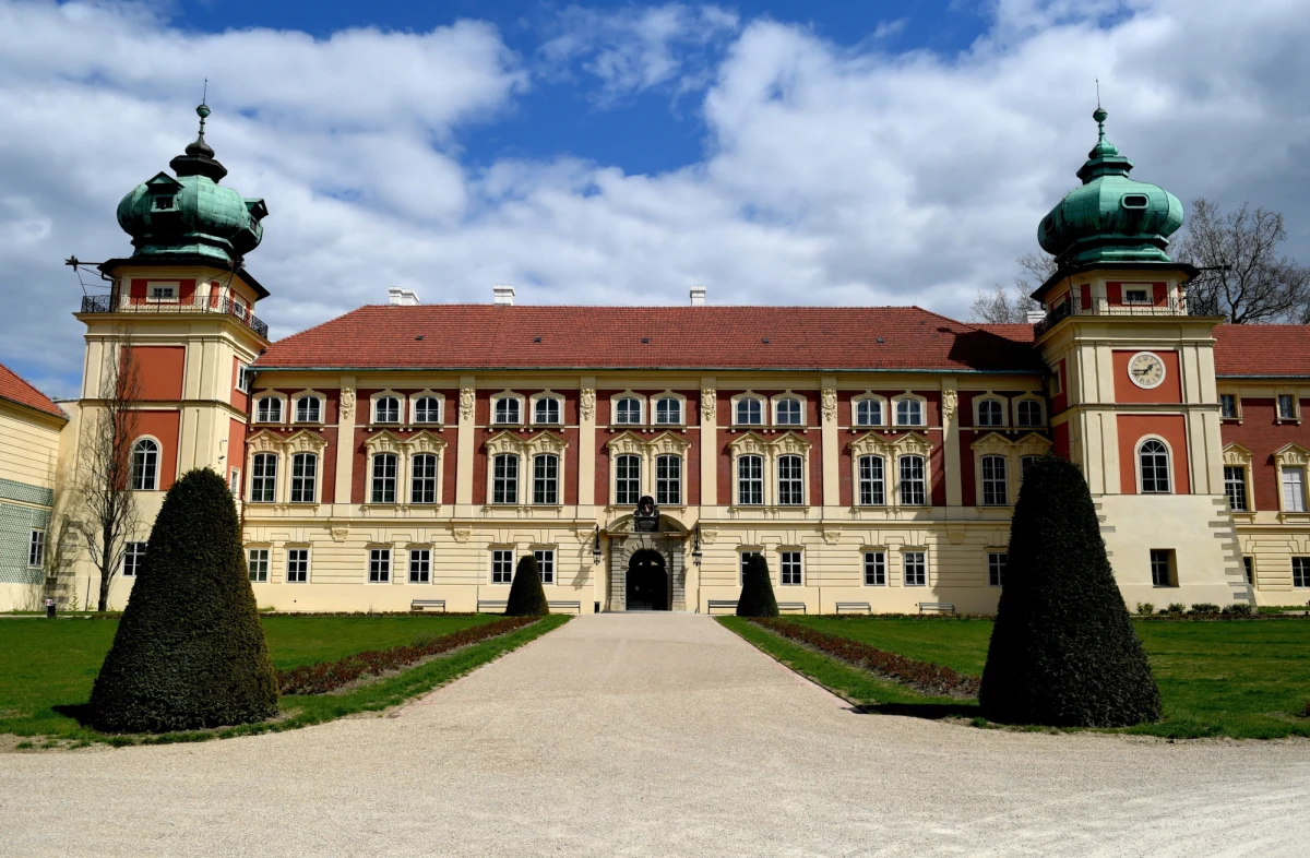 ​Elementy XVII-wiecznego chińskiego serwisu porcelanowego z dawnej kolekcji Zamku w Łańcucie będzie można oglądać od poniedziałku wielkanocnego. Serwis w 1944 r. został ewakuowany przez Alfreda III Potockiego, ostatniego ordynata. Takiego serwisu nie posiadał przed II wojną żaden najbogatszy zbiór w Europie - przekazała Joanna Garbulińska-Charchut z Muzeum-Zamku.