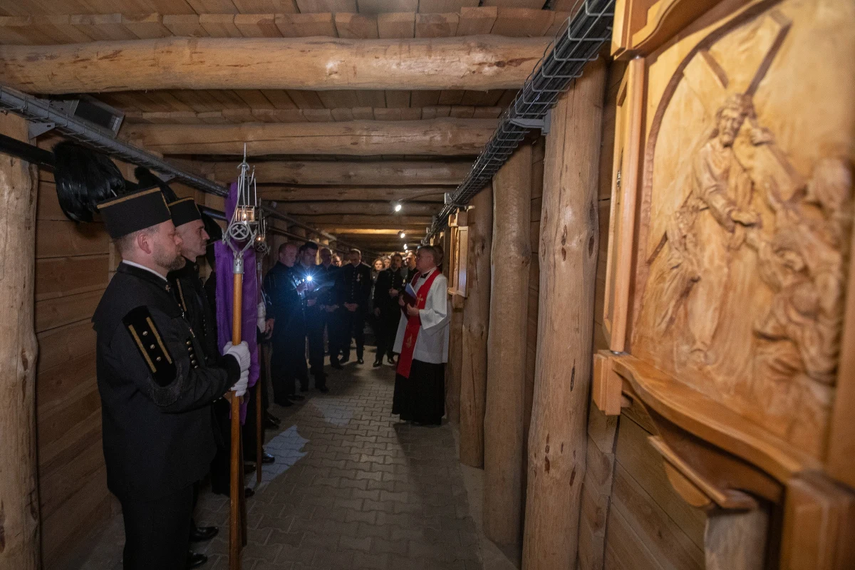 Około 100 pracowników Kopalni Soli "Wieliczka" uczestniczyło dziś w Drodze Krzyżowej. Modlili się 100 m pod ziemią, rozważając kolejne stacje Męki Pańskiej.