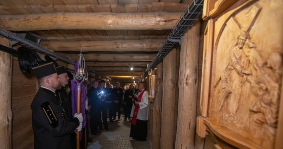 Około 100 pracowników Kopalni Soli "Wieliczka" uczestniczyło dziś w Drodze Krzyżowej. Modlili się 100 m pod ziemią, rozważając kolejne stacje Męki Pańskiej.