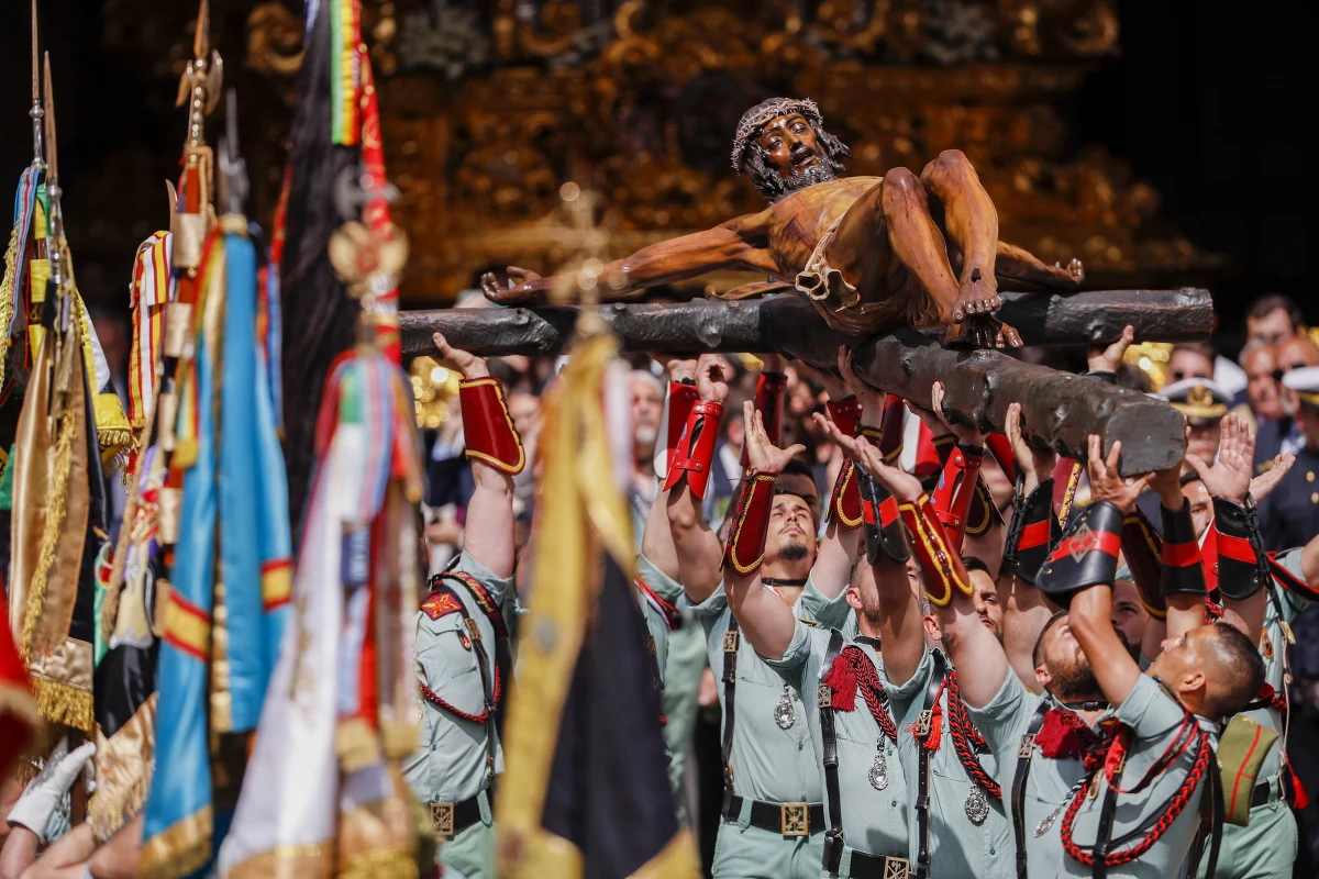 Hiszpański Semana Santa, czyli Święty Tydzień, to dla chrześcijan na Półwyspie Iberyjskim najważniejszy czas w roku. Odpowiednik naszego Wielkiego Tygodnia trwa od Niedzieli Palmowej do Niedzieli Zmartwychwstania i właściwie jest już świętowaniem Wielkanocy. Nie ma święconki, wspólnych śniadań w niedzielę czy polewania się wodą w poniedziałek. Są za to wielobarwne, wielogodzinne i odbywające się od wieków pochody. Te najbardziej uroczyste odbywają się w Wielki Piątek - dniu męki i ukrzyżowania Jezusa Chrystusa. Szczególny charakter mają na południu kraju, w Andaluzji.