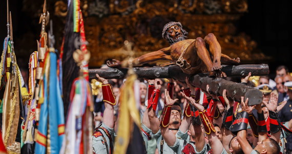 Hiszpański Semana Santa, czyli Święty Tydzień, to dla chrześcijan na Półwyspie Iberyjskim najważniejszy czas w roku. Odpowiednik naszego Wielkiego Tygodnia trwa od Niedzieli Palmowej do Niedzieli Zmartwychwstania i właściwie jest już świętowaniem Wielkanocy. Nie ma święconki, wspólnych śniadań w niedzielę czy polewania się wodą w poniedziałek. Są za to wielobarwne, wielogodzinne i odbywające się od wieków pochody. Te najbardziej uroczyste odbywają się w Wielki Piątek - dniu męki i ukrzyżowania Jezusa Chrystusa. Szczególny charakter mają na południu kraju, w Andaluzji.