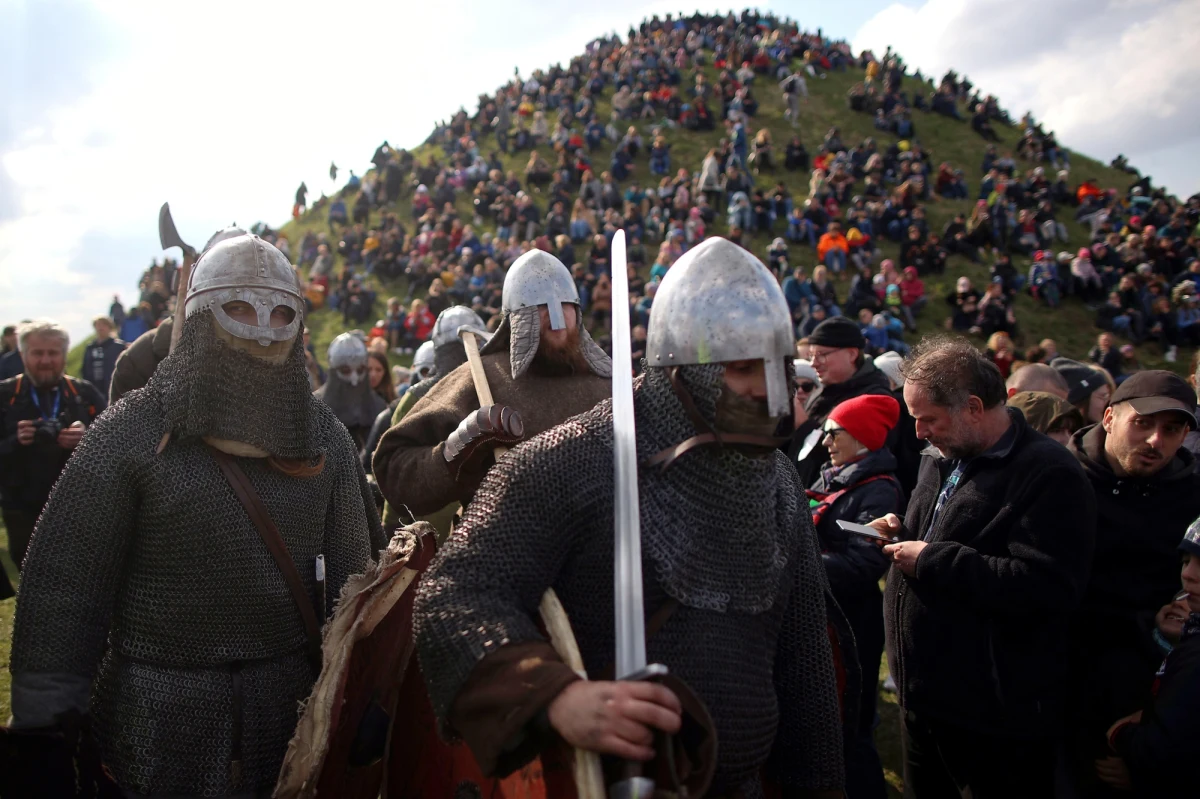 ​"Przybycie Słowian do kraju nad Wisłą" - to motyw przewodni tegorocznej edycji Tradycyjnego Święta Rękawki na Kopcu Krakusa w Krakowie. Odbędzie się ono dziś w godzinach 11:30-18:00.