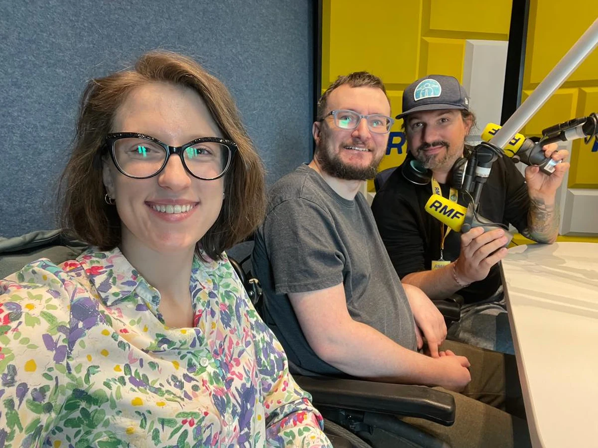 Śmiech to jest coś, co pozwala zapomnieć o naszej szarej codzienności. Mogę powiedzieć, że dzięki niemu jeszcze jakoś żyję. W szkole nie uczono nas, ludzi w moim wieku, obcowania z niepełnosprawnymi. Musiałem sam nauczyć się tego dystansu do choroby - mówił Jacek Noch, standuper chory na stwardnienie rozsiane w rozmowie z Mariuszem Kałamagą. Standuper z Sosnowca oraz Martyna Rodzik-Noch, jego małżonka, również chora na SM, byli gośćmi specjalnego programu w Radiu RMF24.