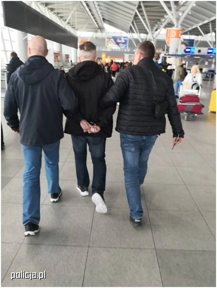 Wrocławscy "łowcy głów" namierzyli na Filipinach mężczyznę skazanego za przestępstwa seksualne wobec małoletnich. Dzięki międzynarodowej współpracy udało się doprowadzić do jego ponownego zatrzymania. Wpadł na warszawskim lotnisku Okęcie. 