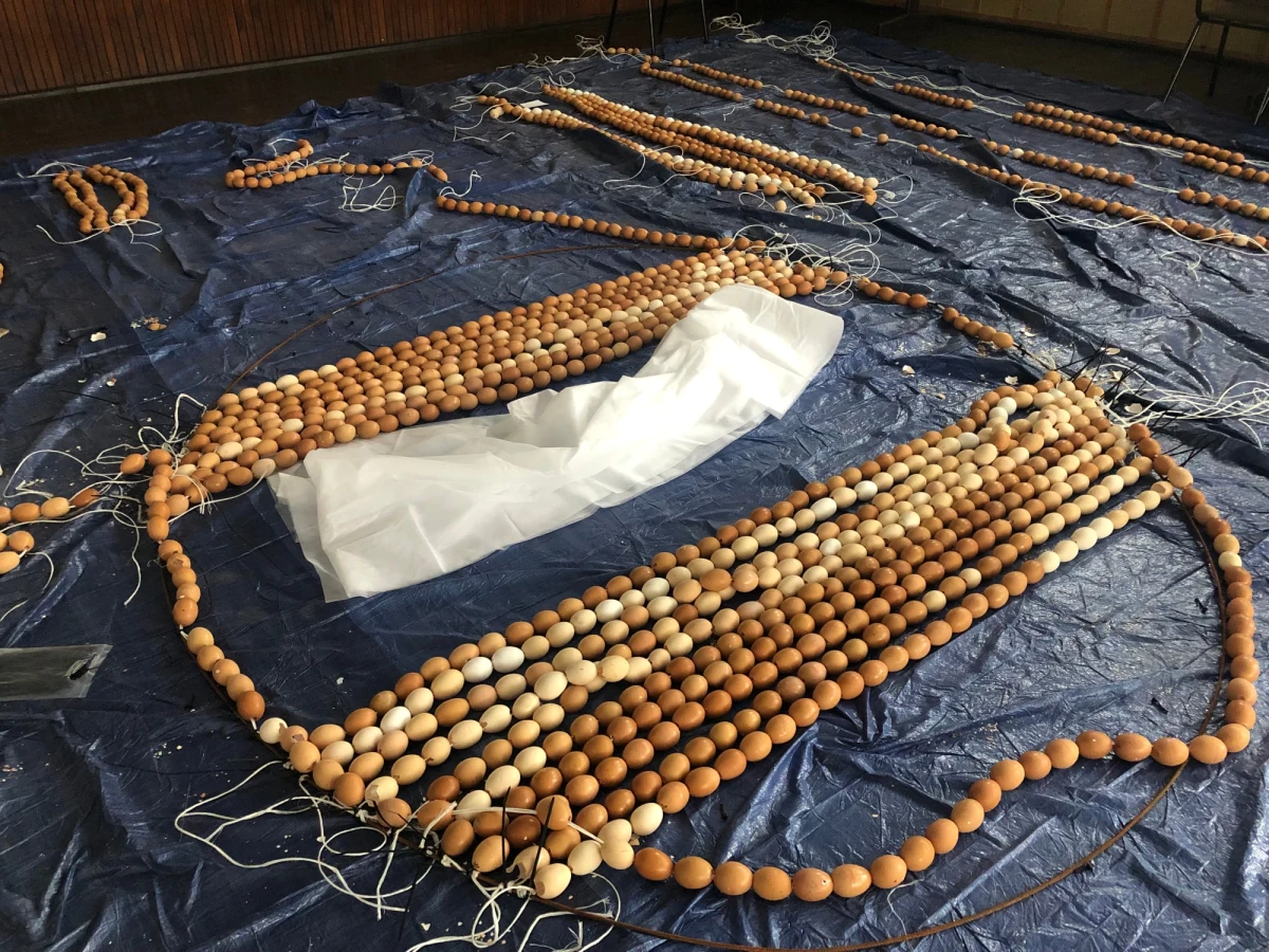 W Borkach Małych w gminie Olesno w województwie opolskim istnieje niezwykła tradycja związana z Wielkanocą. Krzyżoki (12 kawalerów) przez wiele dni tworzą bramę z wydmuszek jaj, która wieszana jest w centralnej części wsi w Wielką Sobotę. Nad ranem w Wielkanocną Niedzielę kawalerowie obchodzą pola ze sztandarami i figurą Zmartwychwstałego Jezusa, śpiewając pieśni religijne. Celem sprawowania tego obrzędu jest uproszenie błogosławieństwa dla upraw. W 2020 r. tradycja krzyżoków została wpisana na krajową listę niematerialnego dziedzictwa kulturowego.