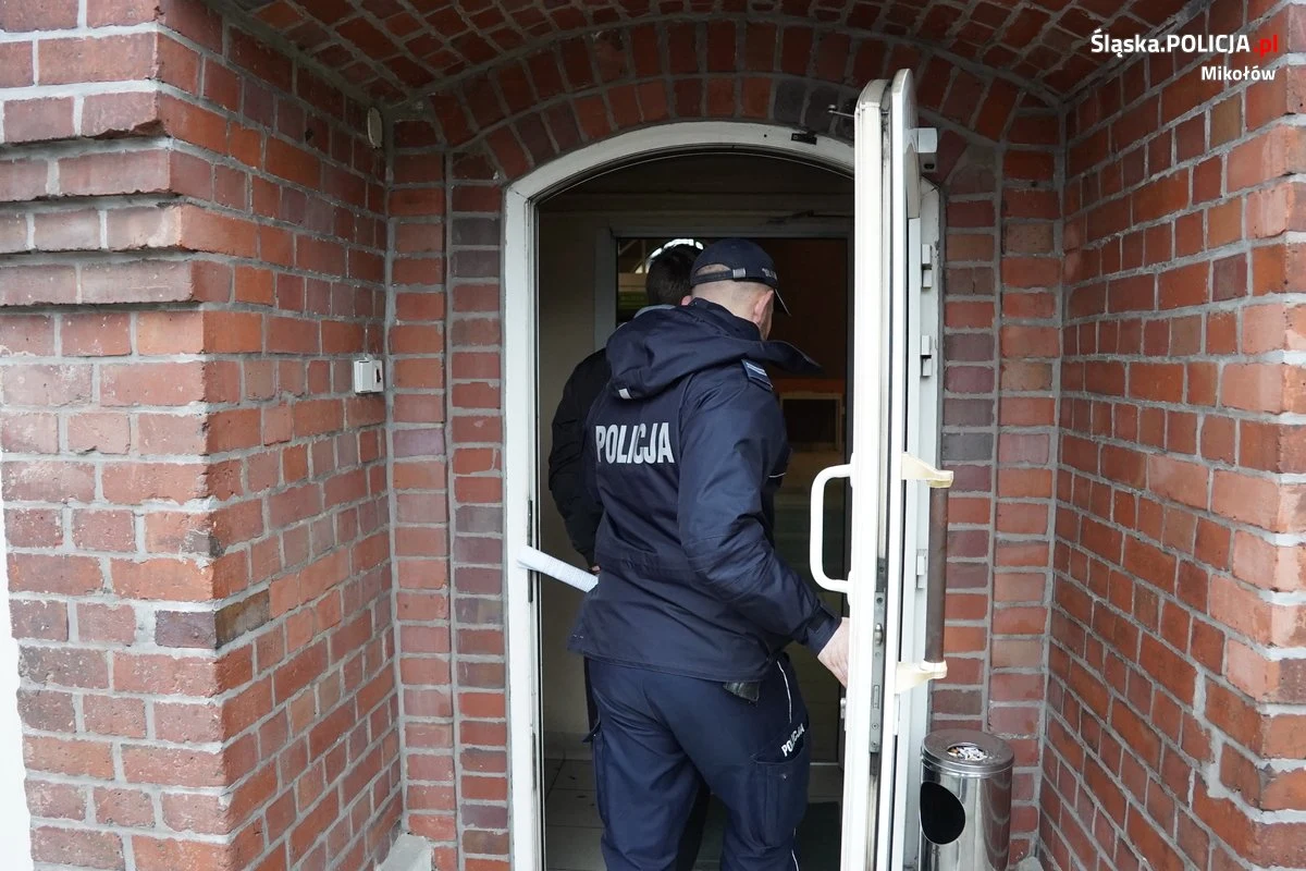 Zaatakował kijem bejsbolowym swojego znajomego, bo - jak twierdził - chciał zmusić go do zwrotu pożyczonych kilka miesięcy temu pieniędzy. Do ataku doszło w Łaziskach Górnych (woj. śląskie) na oczach 5-letniego syna poszkodowanego. Jak się później okazało, agresor ma na koncie również inne przestępstwa.