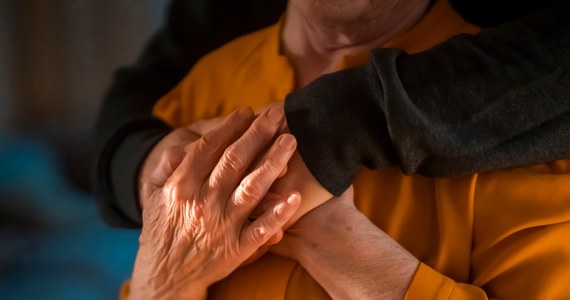 ​Opiekunowie osób dotkniętych chorobą Alzheimera mogą składać wnioski o przyznanie świadczenia na rok 2023. W tym roku można uzyskać do 2 tysięcy złotych wsparcia.  