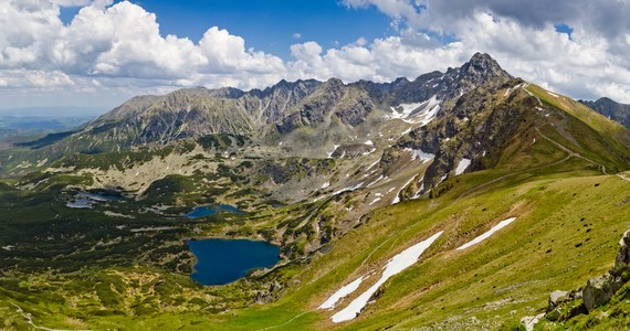 W święta warto pójść na Kalatówki, gdzie jest pięknie, bo spotykam znajomych, spotykam zakopiańczyków. Jest barwnie, wesoło. Gdybyśmy poszli do Doliny Małej Łąki, to już będzie bardziej pusto. Można po prostu pójść na torfowiska w rejonie Czarnego Dunajca i być kompletnie sam. Są takie miejsca na Podhalu, gdzie stojąc i obracając się dookoła nie znajdziemy żadnej infrastruktury czynionej ręką człowieka – mówił w Radiu RMF24 Paweł Skawiński, były wieloletni dyrektor Tatrzańskiego Parku Narodowego, a także doktor nauk leśnych, taternik, narciarz, przewodnik tatrzański od ponad 50 lat. Krzysztof Urbaniak rozmawiał z nim o przyrodzie budzącej się do życia po zimie w Tatrach. Pytał również, czy istnieją wciąż dzikie miejsca w najwyższych polskich górach.  