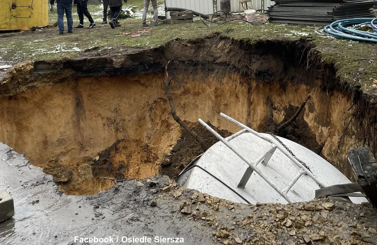 W małopolskiej Trzebini po raz kolejny zapadła się ziemia. Tym razem zapadlisko powstało na osiedlu Gaj. Informację otrzymaliśmy na Gorącą Linię RMF FM, fakt ten potwierdził burmistrz miasta Jarosław Okoczuk. Dziura w ziemi została już zasypana.