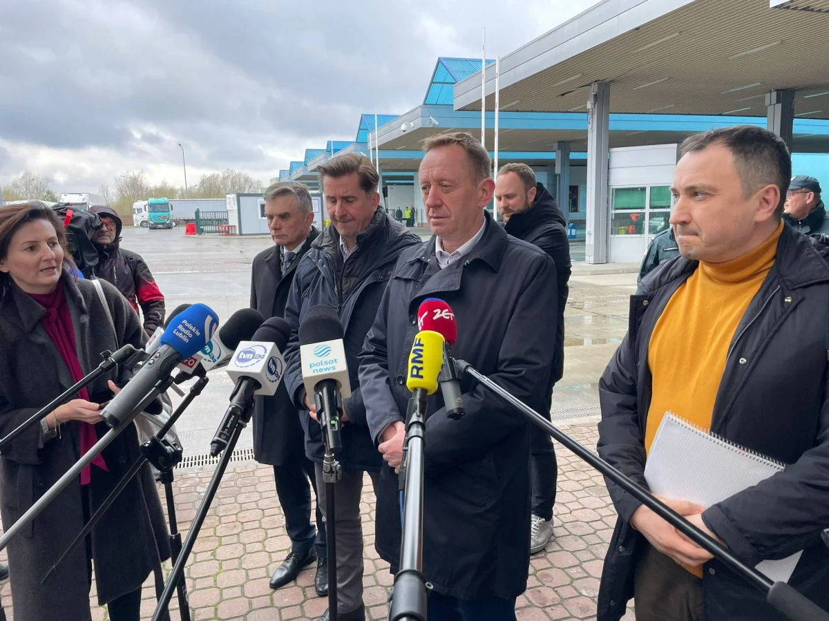 Import pszenicy, rzepaku, kukurydzy i słonecznika z Ukrainy do Polski będzie na razie wstrzymany – to ustalenia, które zapadły podczas spotkania ministra rolnictwa Roberta Telusa z ukraińskim odpowiednikiem na granicy w Dorohusku. Jednocześnie tranzyt zboża przez Polskę będzie się odbywał normalnie, ale każdy transport będzie dokładnie kontrolowany i monitorowany – zapewnia minister. Mimo deklaracji obu ministrów, rolnicy nie odwołują zapowiadanej na środę trzydniowej blokady przejścia w Dorohusku. 