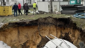 Trzebinia: Zapadlisko w pobliżu bloku. Do dziury wpadł silos