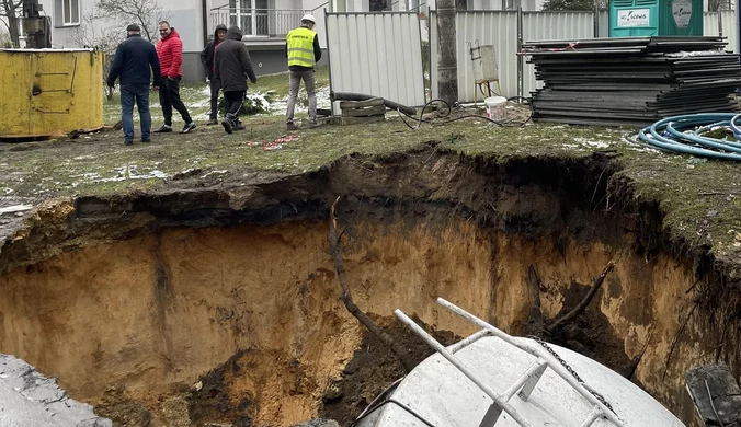 Trzebinia: Zapadlisko w pobliżu bloku. Do dziury wpadł silos