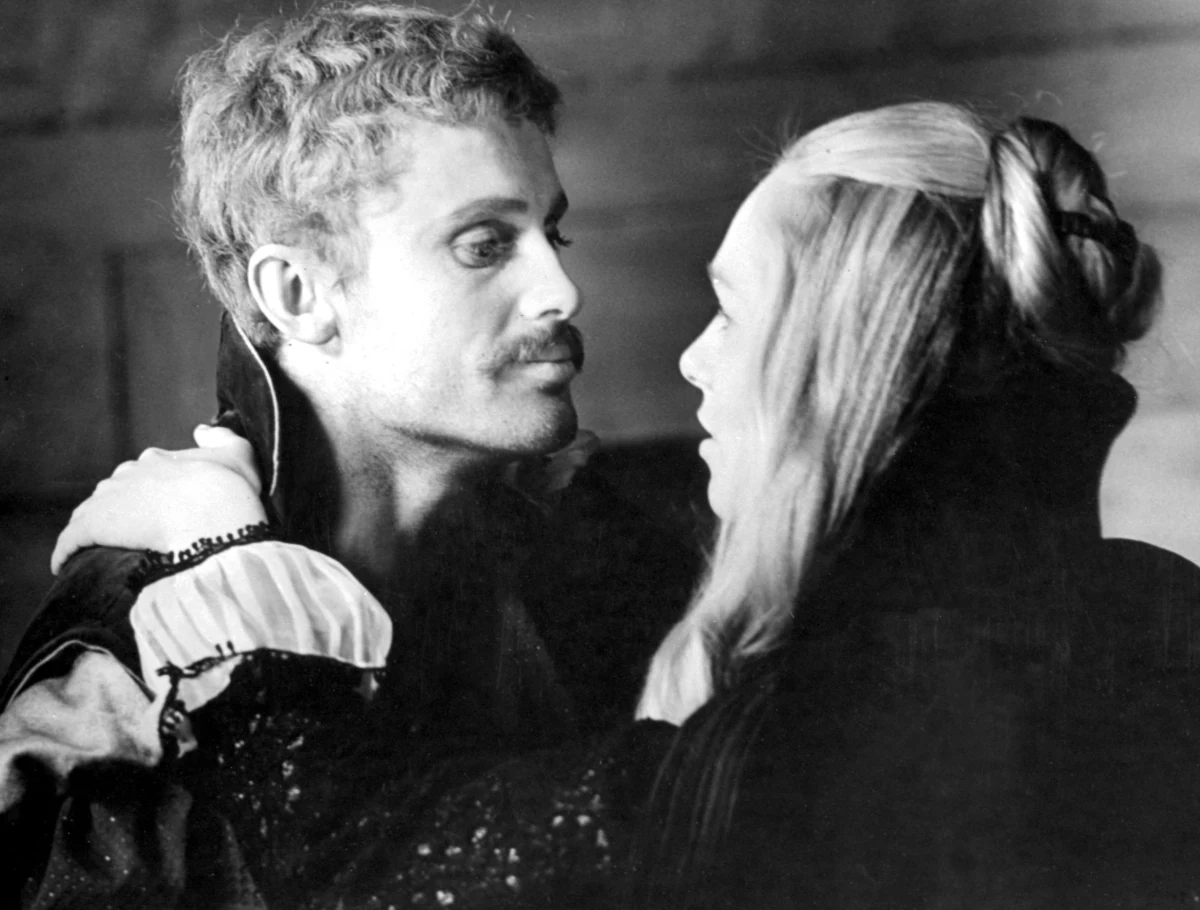 "Potop" Jerzego Hoffmana to jeden z tych filmów, które regularnie prezentowane są w telewizji w święta i niezmiennie cieszą się sympatią Polaków. O fenomenie tego obrazu z odtwórcą roli Andrzeja Kmicica rozmawiał w internetowym Radiu RMF24 Marcin Jędrych. Daniel Olbrychski przypomniał, że jeszcze przed rozpoczęciem zdjęć spotkał się z falą krytyki. "Grożono Hoffmanowi i mnie. Bardzo boleśnie to odczuwałem" - przyznał. Zdradził, że do przyjęcia roli Kmicica namówił go legendarny amerykański aktor Kirk Douglas. "Przekonał mnie definitywnie, bo ja się już zaczynałem wahać" - mówił Olbrychski w Radiu RMF24. 