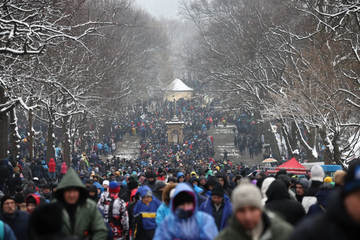 Około 65 tys. wiernych wzięło udział w misterium Męki Pańskiej w sanktuarium w Kalwarii Zebrzydowskiej (woj. małopolskie). Metropolita krakowski abp Marek Jędraszewski w słowie pasterskim podczas uroczystości wielkopiątkowych podkreślił, że w dziejach świata wielokrotnie konieczna była obrona obiektywnych wartości. "Częstokroć wobec najrozmaitszych nacisków i presji, (…) w obliczu różnych 'ulic i zagranic', ci, którzy z racji pełnionych przez siebie w społeczeństwie ról i urzędów są odpowiedzialni za strzeżenie tych wartości, powielają postawę Piłata. Uciekają od osobistej odpowiedzialności, a przez to – od autentycznej wolności. Mając zazwyczaj na ustach najprzeróżniejsze frazesy o wolności, okazują się duchowymi karłami" – powiedział.