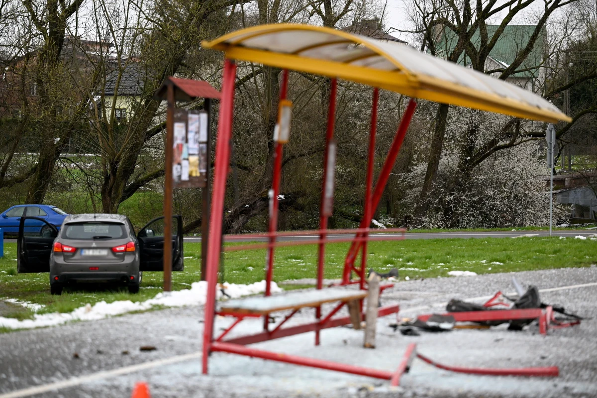 Nie żyje 67-latka potrącona przez samochód osobowy w Przemyślu. Pojazd wjechał w kobietę siedzącą na ławce przystanku autobusowego - podał portal nowiny24.pl.