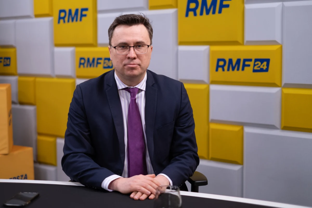 "Jest źle. Cel inflacyjny banku centralnego to jest 2,5 proc. Jesteśmy bardzo, bardzo daleko od tego celu" - mówił w Popołudniowej rozmowie w RMF FM dr Jakub Borowski - główny ekonomista Credit Agricole. Mamy wysoką inflację. Ona zaczęła spadać, ale będzie się utrzymywać na wysokim poziomie - powyżej celu inflacyjnego - przez kilka lat. Jak dobrze pójdzie, w 2025 r. inflacja spadnie do 2,5 proc." - wyliczał. 