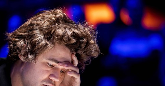 Nie błąd szachowy a niedokładne kliknięcie myszką zadecydowało o tym, że Magnus Carlsen przegrał swoją ostatnią oficjalną partię, jako urzędujący mistrz świata w szachach. W pojedynku odwiecznych rywali Norweg musiał uznać wyższość Amerykanina Hikaru Nakamury, który w finale turnieju Chessable Masters 2023 walczy z innym reprezentantem USA Fabiano Caruaną.