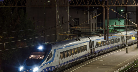 ​Agresywny pasażer wybił szybę w drzwiach pociągu relacji Warszawa - Kraków. Informację otrzymaliśmy na Gorącą Linię RMF FM, potwierdziła nam ją spółka PKP.