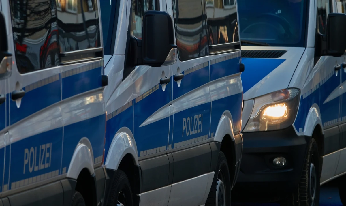 Niemiecka policja ruszyła na ratunek strajkującym kierowcom ok. 50 ciężarówek, należących do polskiej firmy spedycyjnej. Kierowcy od kilku dni protestują na parkingu MOP-u Gräfenhausen-West na autostradzie A5. W piątek przed południem na parking przyjechało kilka pojazdów. Mężczyźni, którzy z nich wysiedli, próbowali zastraszyć strajkujących. Policja zatrzymała 16 osób.