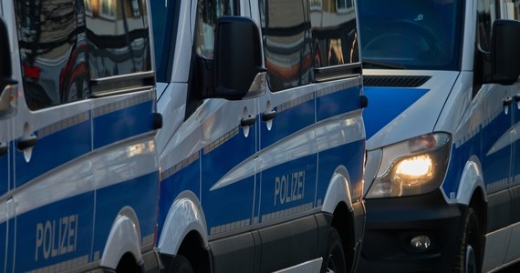 Niemiecka policja ruszyła na ratunek strajkującym kierowcom ok. 50 ciężarówek, należących do polskiej firmy spedycyjnej. Kierowcy od kilku dni protestują na parkingu MOP-u Gräfenhausen-West na autostradzie A5. W piątek przed południem na parking przyjechało kilka pojazdów. Mężczyźni, którzy z nich wysiedli, próbowali zastraszyć strajkujących. Policja zatrzymała 16 osób.