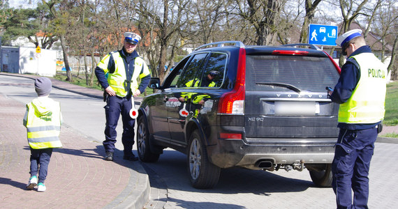 Policjanci z Wałcza (woj. zachodniopomorskie) i przedszkolaki z grupy "Wiewiórek" z przedszkola "Leśna Kraina" w Człopie (pow. wałecki) wspólnie prowadzili akcję pod nazwą "Pisanki na drodze". Jej celem było przypominanie kierowcom o bezpieczeństwie na drodze.