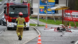 Przemyśl: Wjechał w przystanek. Kobieta zmarła w szpitalu