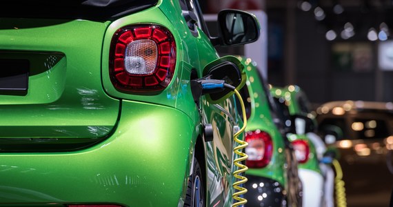 Większość społeczeństwa nie wierzy, że do 2035 r. pojazdy elektryczne zastąpią samochody napędzane silnikami benzynowymi i wysokoprężnymi - wynika z sondażu przeprowadzonego przez instytut badań opinii Civey dla „Spiegla”.
