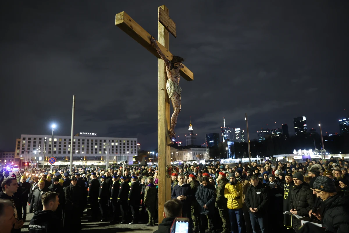 Ulicami Warszawy przeszła w Wielki Piątek Centralna Droga Krzyżowa. Uczestnicy nabożeństwa modlili się o pokój na Ukrainie. Polecano też Bogu poległych, pomordowanych, okaleczonych na skutek działań wojennych oraz uchodźców, którzy znaleźli schronienie w Polsce.