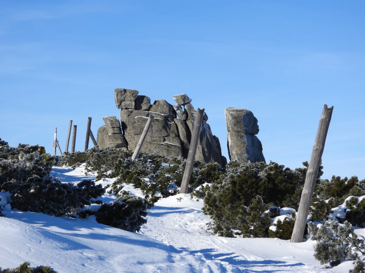​Na szczytach Karkonoszy nadal trzyma zima. Warto o tym pamiętać, jeśli planujemy świąteczną wyprawę w góry. Z jakimi warunkami trzeba się liczyć w najbliższych dniach?