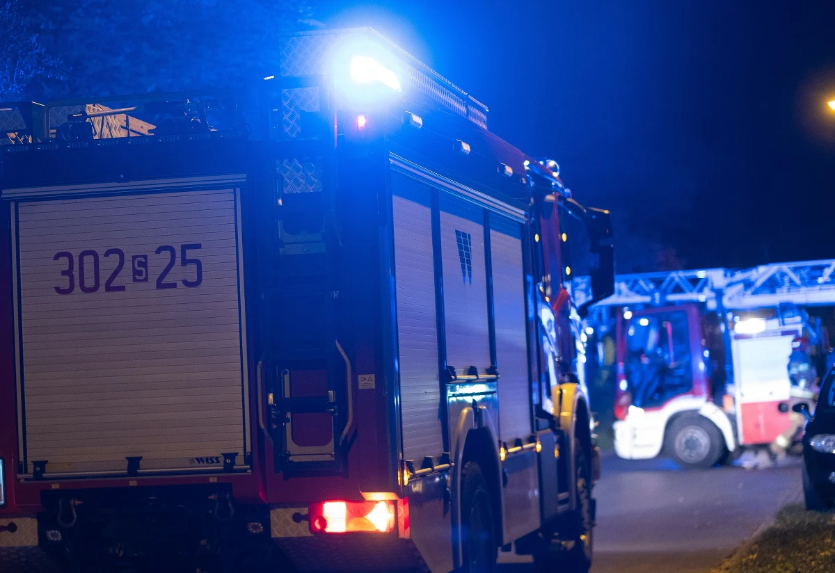 ​Jedna osoba nie żyje, druga trafiła do szpitala po pożarze, który wybuchł w nocy z piątku na sobotę w Katowicach. Palił się czterokondygnacyjny pustostan przy ul. Żelaznej. 

