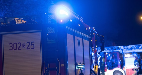​Jedna osoba nie żyje, druga trafiła do szpitala po pożarze, który wybuchł w nocy z piątku na sobotę w Katowicach. Palił się czterokondygnacyjny pustostan przy ul. Żelaznej. 

