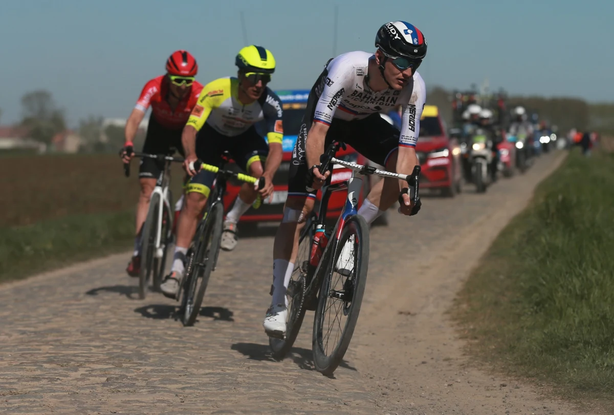 Wyścig Paryż-Roubaix to jeden z najważniejszych i najbardziej renomowanych kolarskich klasyków w sezonie. Peleton ma do pokonania ponad 250 kilometrów a jedna piąta trasy jest wytyczona po starych brukowych drogach. Zwycięstwo w tej niezwykle trudnej i wymagającej imprezie to ogromny prestiż. Wyścig nazywany jest od dawna "Piekłem Północy", choć na przestrzeni lat znaczenie tego sformułowania się zmieniło.