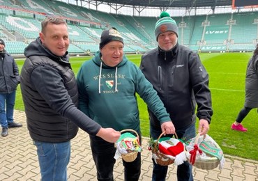 Nietypowe miejsce. We Wrocławiu pokarmy poświęcono na stadionie