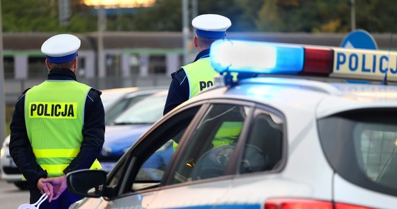 Policjanci szukają sprawcy tragicznego wypadku, do którego doszło ostatniej nocy na drodze krajowej numer 94 w Siechnicach koło Wrocławia. Kierowca potrącił śmiertelnie pieszego i odjechał.

