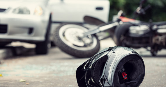 W centrum Gdyni w sobotę po południu doszło do śmiertelnego wypadku. W wyniku zderzenia samochodu osobowego z motocyklem zginął kierowca jednośladu.