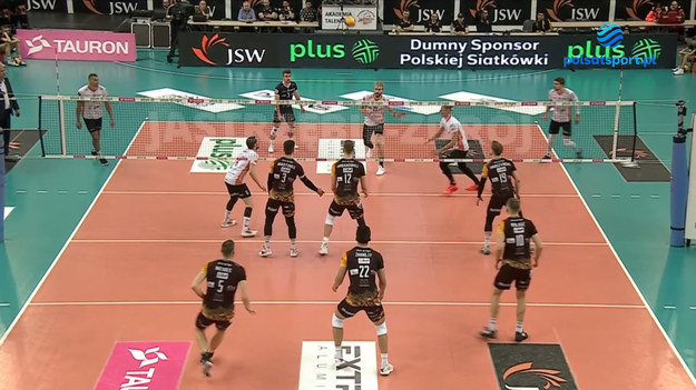 Skrót meczu Jastrzębski Węgiel - Trefl Gdańsk.

Jastrzębski: Fornal, M’Baye, Gladyr, Clevenot, Boyer, Toniutti - Popiwczak (l), Hadrava, Tervaportti.

Trefl: Kampa, Urbanowicz, Niemiec, Bołądź, Sawicki, Martinez - Perry (l), Droszyński, Zhang, Wlazły.
